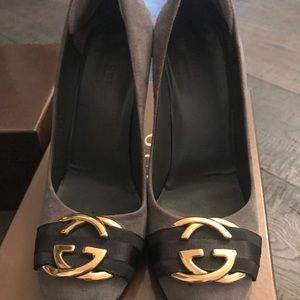 Gucci Logo Suede Pumps